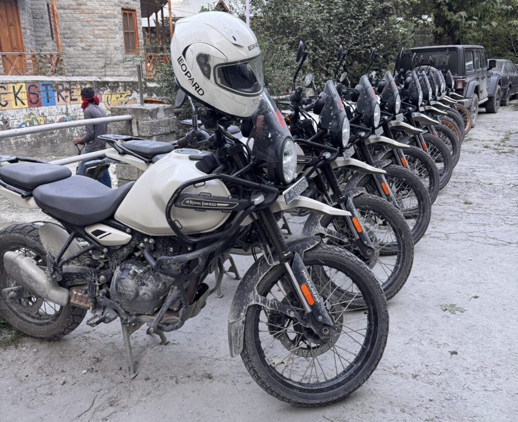 Indien motorcykelresa 40+ i Ladakh på Royal EnfieldAustralia riders crossing Khardung La pass