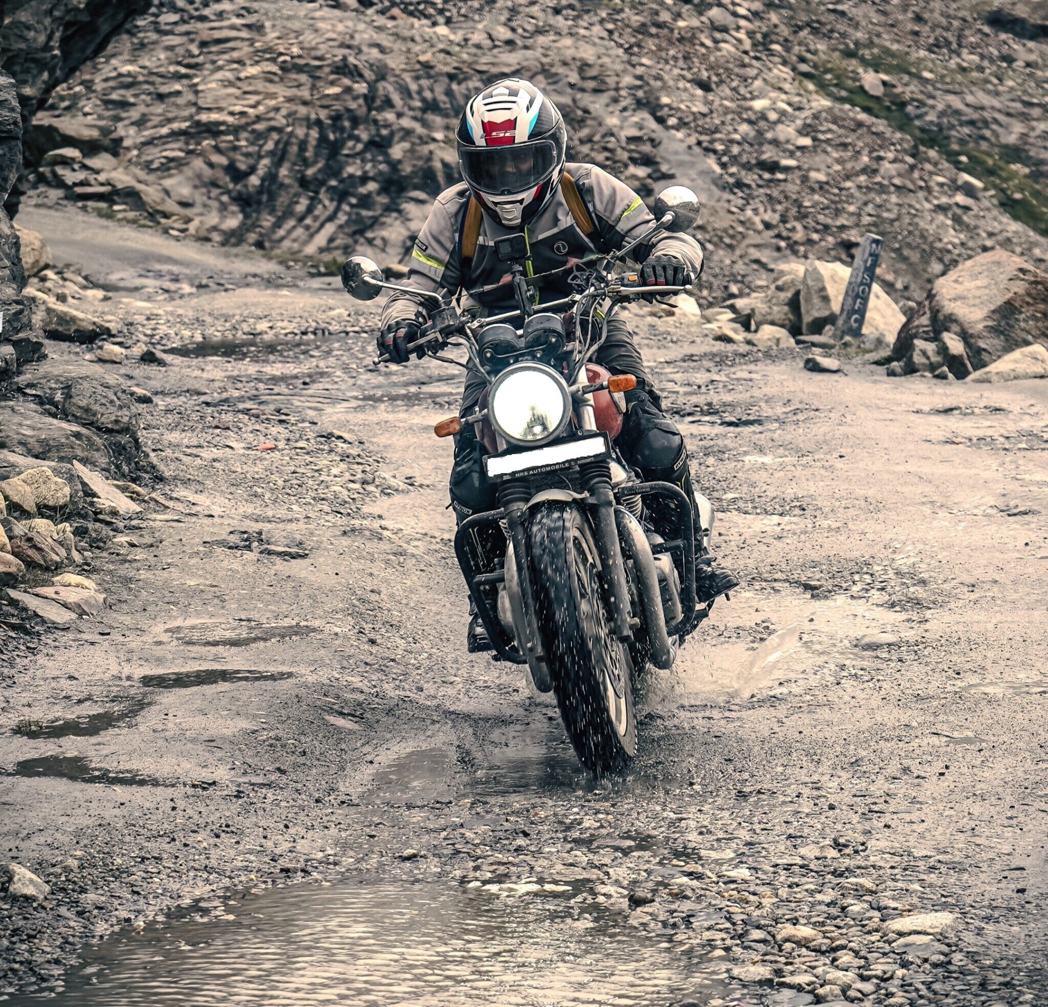 motorbike ride on Sach Pass