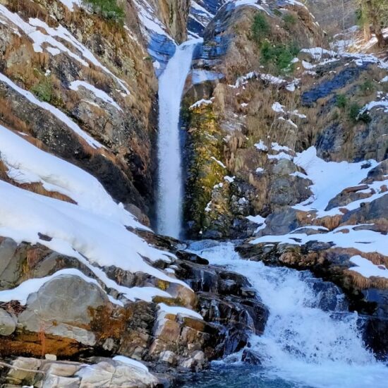 Trekkers walking along the Manalsu River trail near Gulam Lang meadows in Old Manali