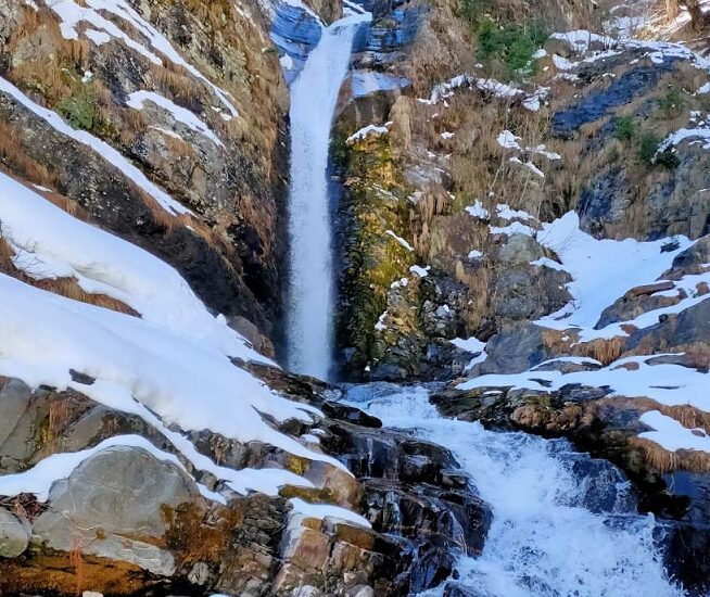 Trekkers walking along the Manalsu River trail near Gulam Lang meadows in Old Manali