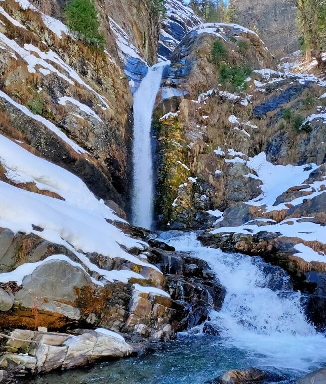 Trekkers walking along the Manalsu River trail near Gulam Lang meadows in Old Manali
