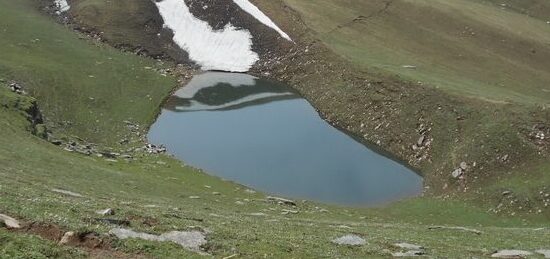 Rani Sui Lake Trek trail in Dhauladhar range