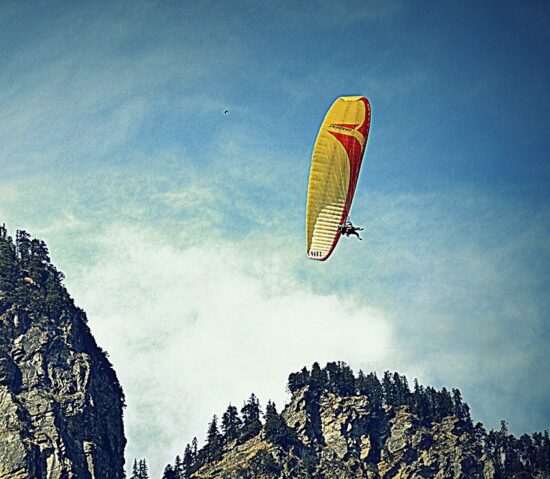 Paragliding in Bir Billing – Dhauladhar Range View