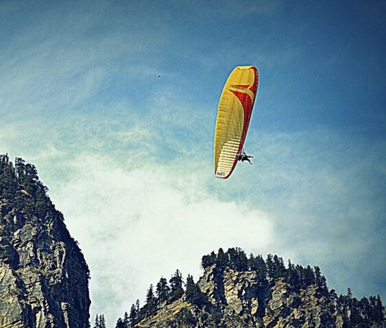 Paragliding in Bir Billing – Dhauladhar Range View